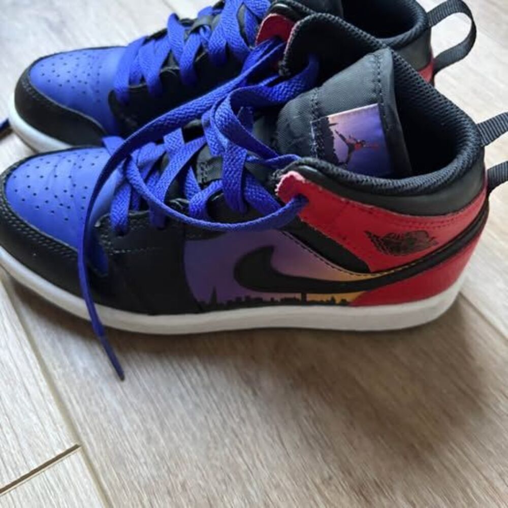 Jordan one mid skyline kids size 1.5 ￼